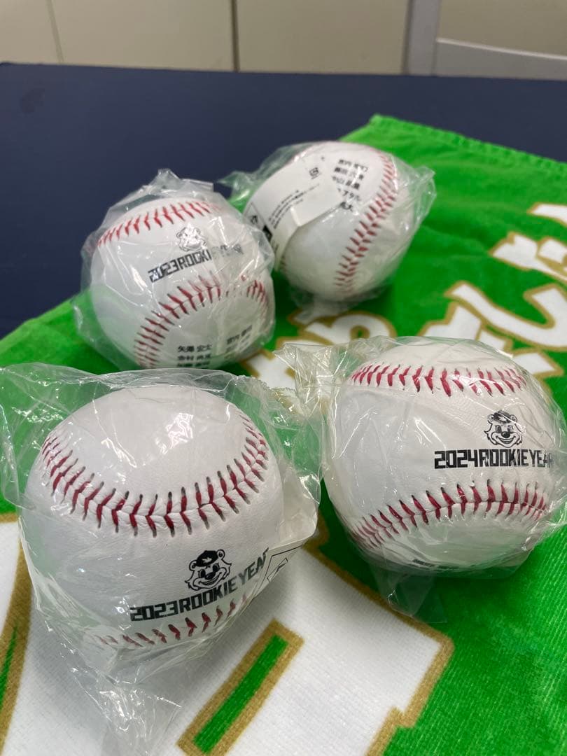 日本ハムファイターズフード付きジャケットと野球ボール、鎌ケ谷タオルセット