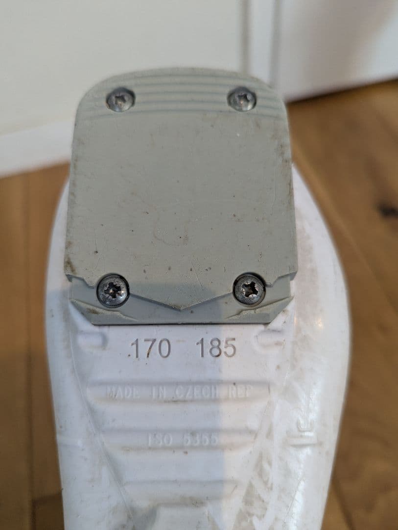 ATOMIC ジュニア用スキー板 ビンディング付き、ブーツセット