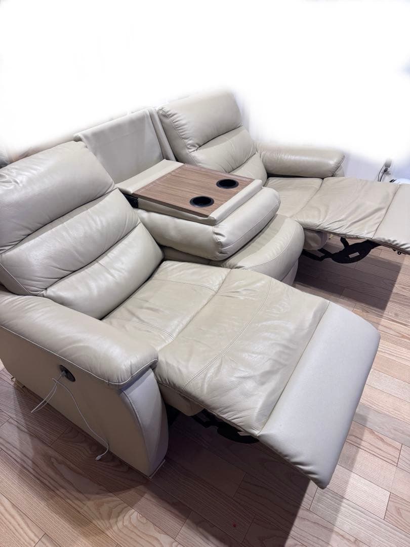 リクライニング機能付きライトベージュソファ