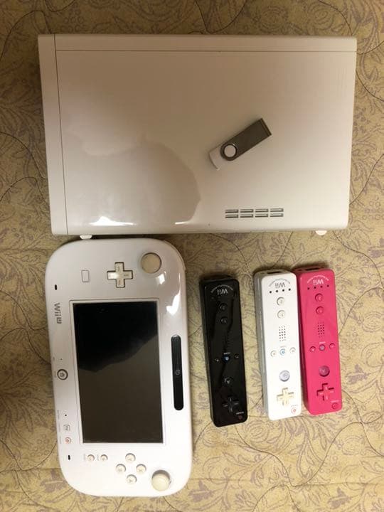 WiiU 本体。コントローラー3つ付き。16GBUSBメモリー付き。