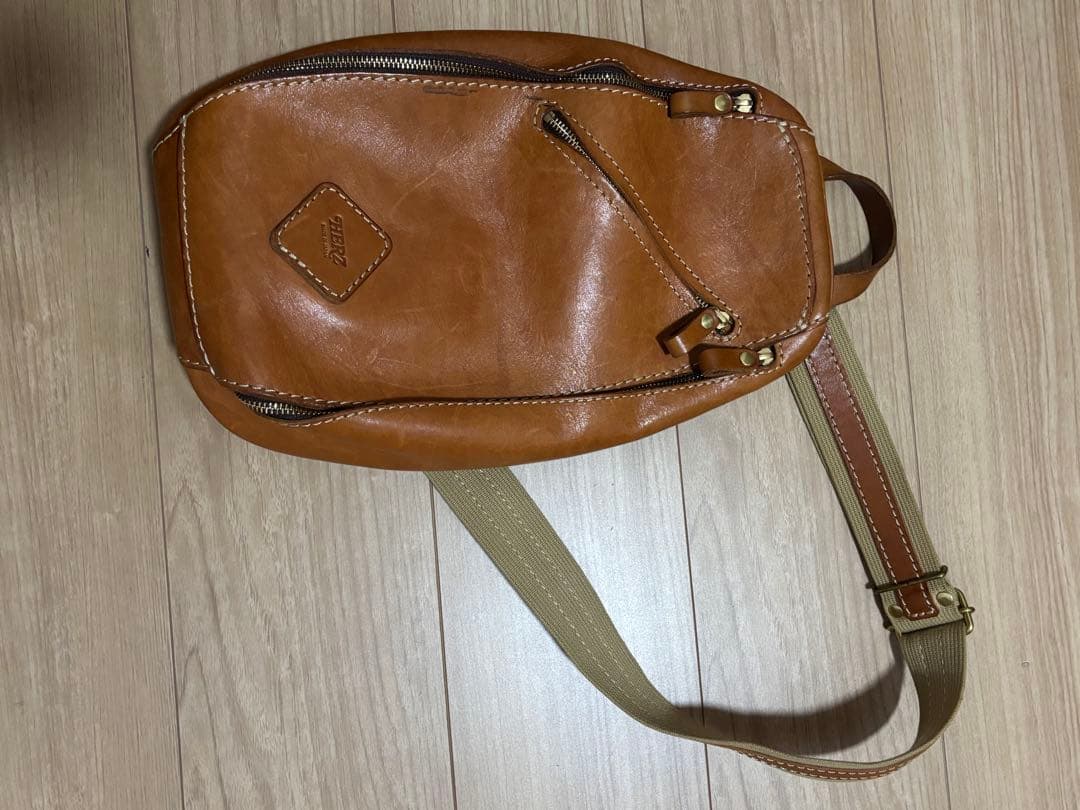 さらに値下！HERZトリプルファスナーボディバッグF-3