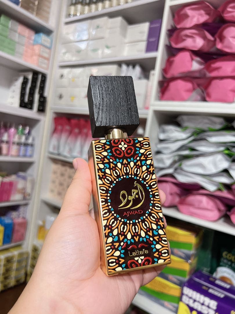 香水(女性用) Ajwad lattafa