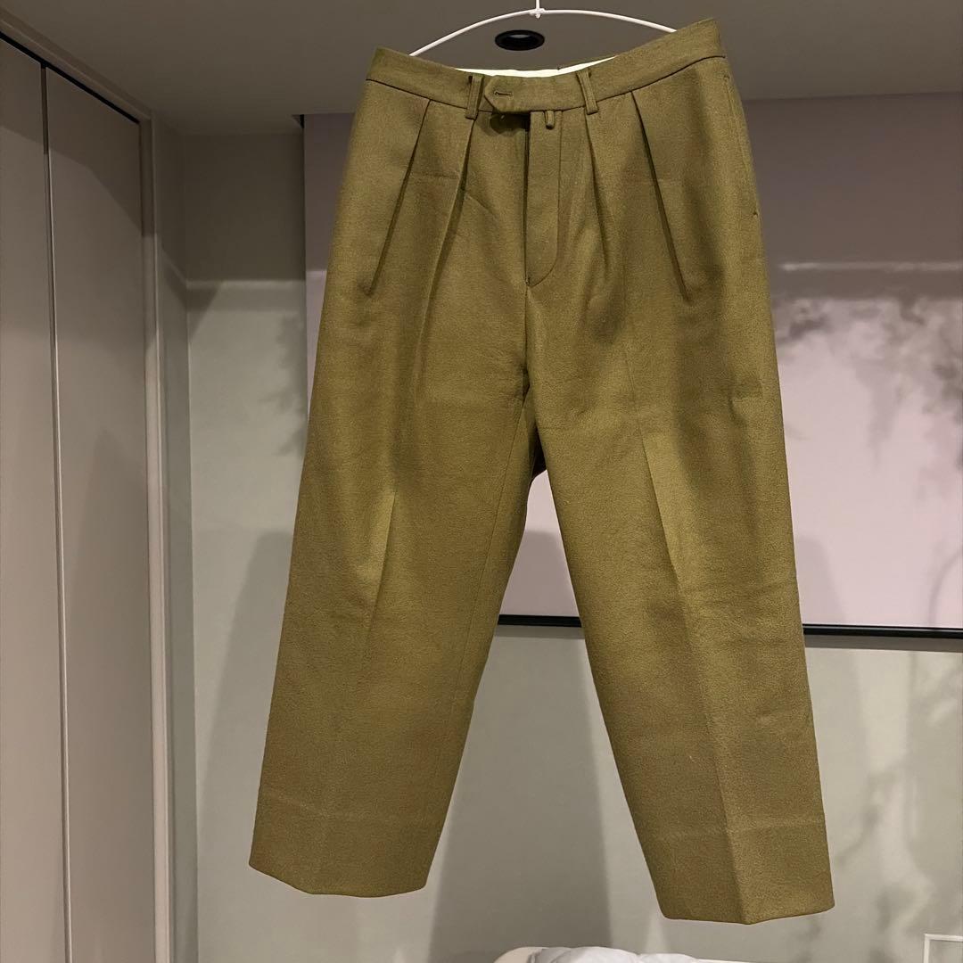 オリーブ色 テーパードスラックス