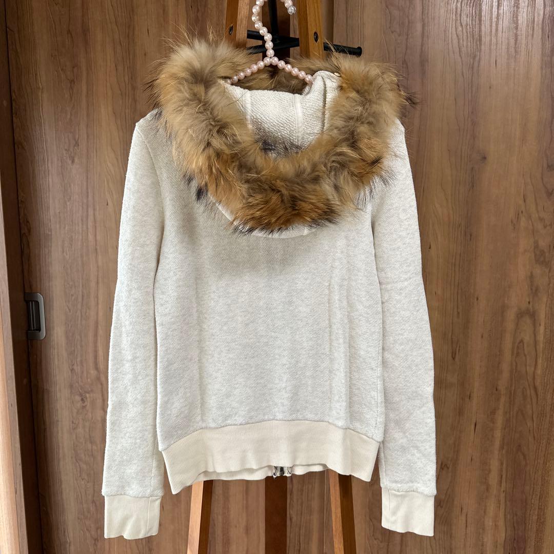 【Burberry Blue Label】ファー付きホワイトパーカー