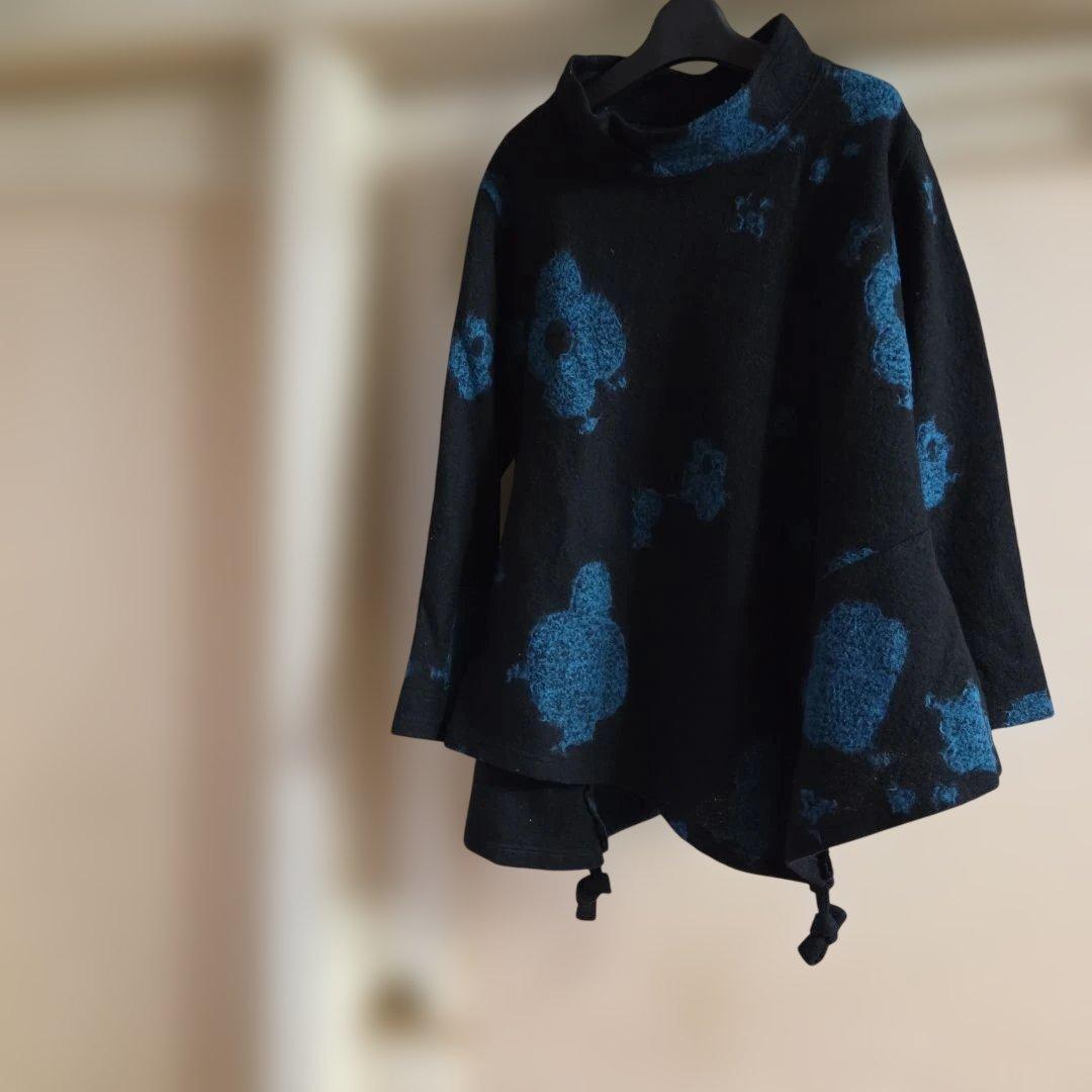 【慈雨】黒に青の花模様の圧縮ニット