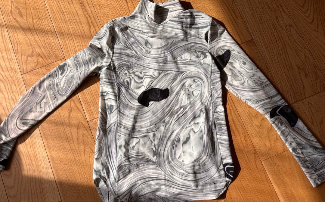 マメクロゴウチ　MM25FW-JS076 グレー マーブル模様 長袖トップス