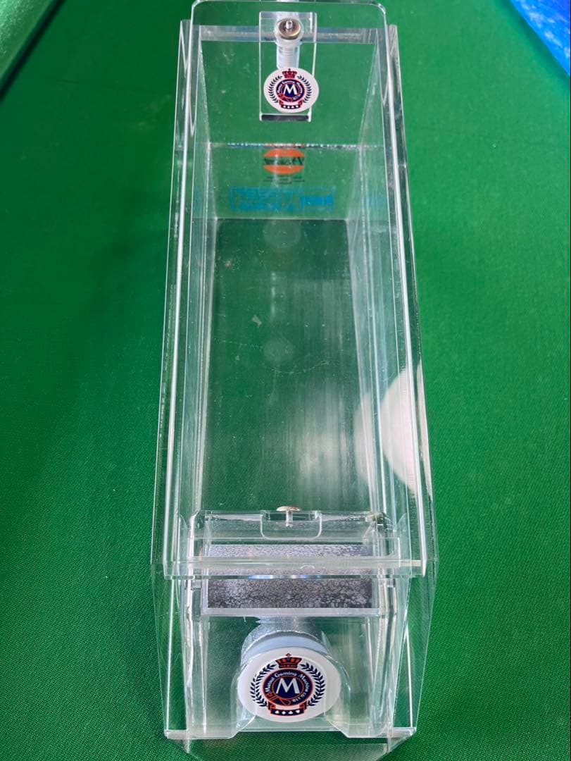 自動カードシャフラー 透明アクリル製 Mのロゴ付き