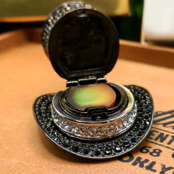 エスティローダー 限定品 練り香水 ブラックシルクハット コンパクト 黒色