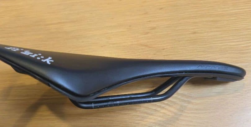 fizik VENTO ANTARES R5 サドル 黒