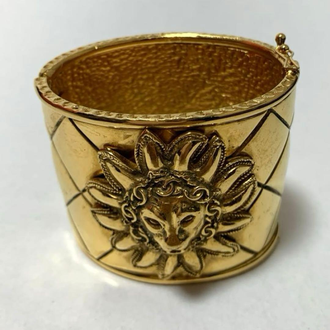 CHANEL ヴィンテージ バングル マトラッセ ゴールド ライオンモチーフ