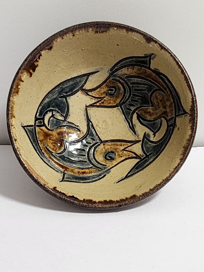 人間国宝 金城次郎 口径 13.5cm 高さ 6cm 壷屋焼 魚文茶碗 陶歴
