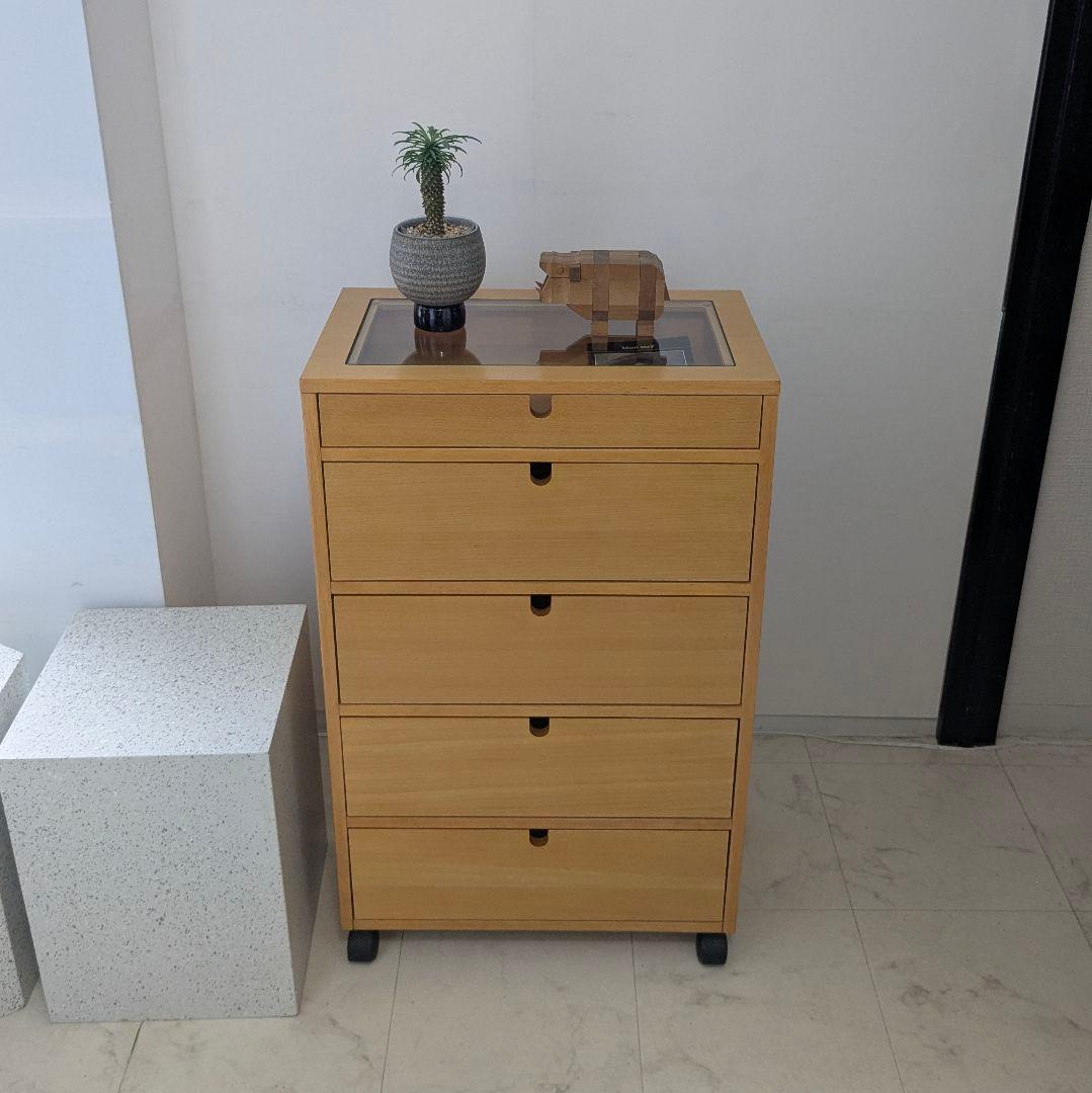 ILLUMS 北欧モダン 五段 キャスター ディスプレイチェスト ガラス天板