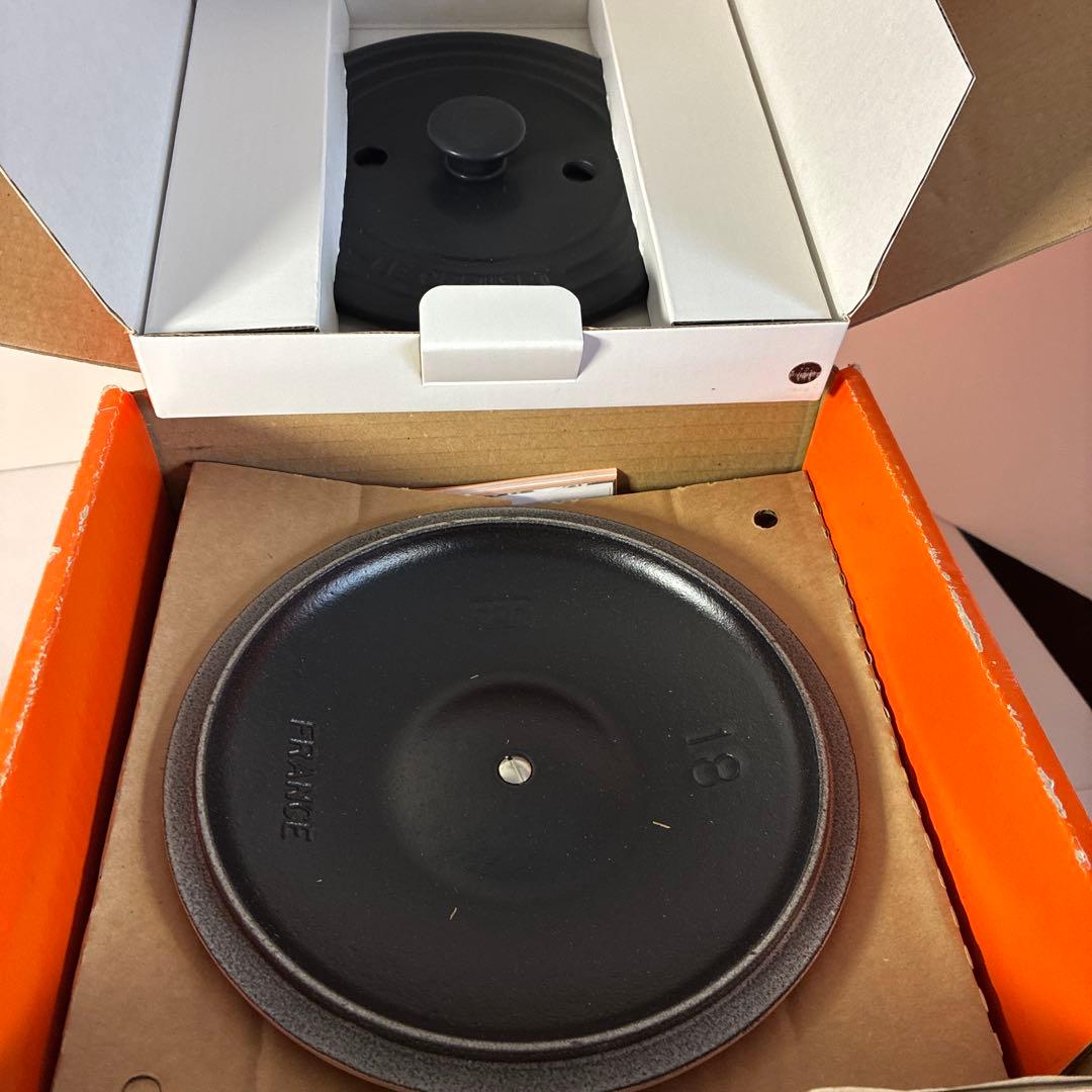 新品　ル•クルーゼ　ココットエブリィ18 センチ　外側薄いピンク内部ブラック