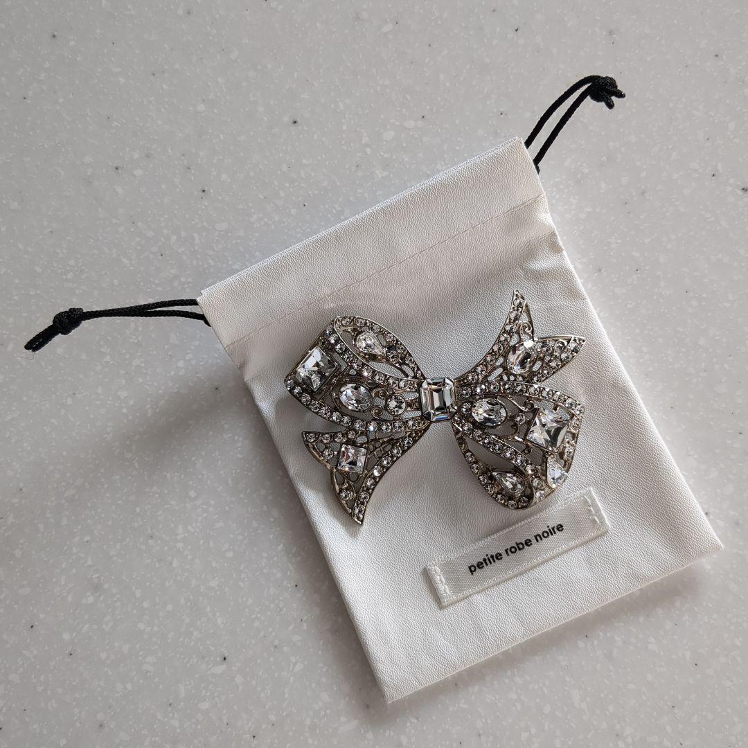 petite robe noire プティローブノアー リボンブローチ