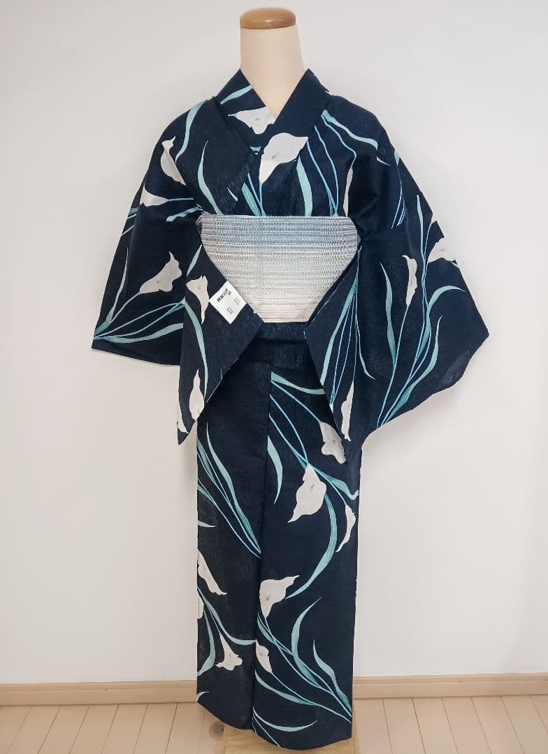 あんじゅら樣専用　綿麻浴衣　深い紺色✕カラーの花