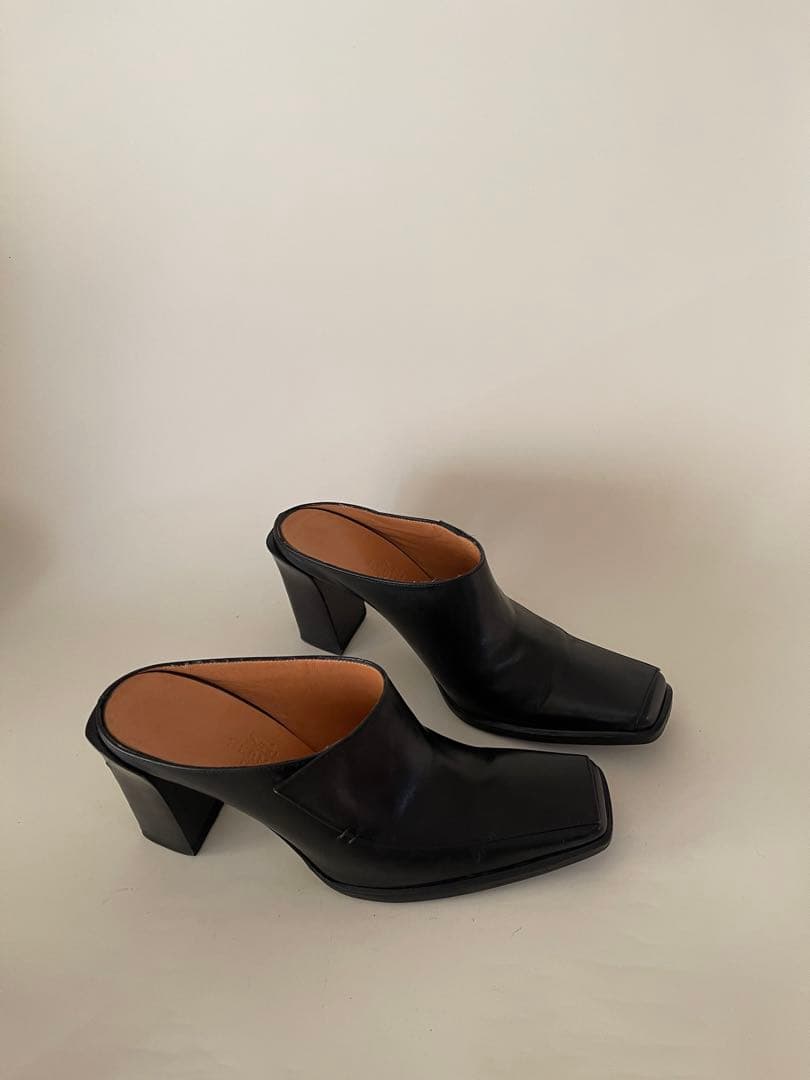 Hermesエルメスブラックレザー スクエアトゥ ミュール36.5