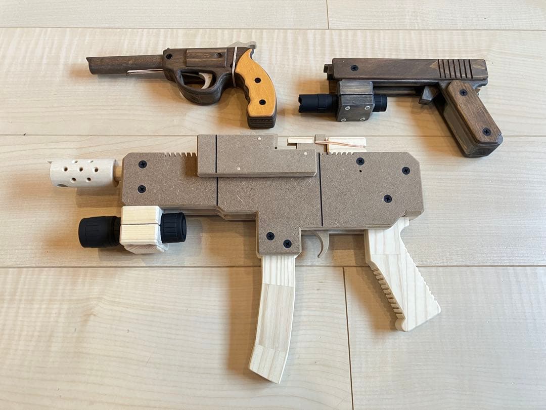 木製トイガン 3点セット　リボルバー　ベレッタ　マシンガン　ゴム鉄砲　おもちゃ