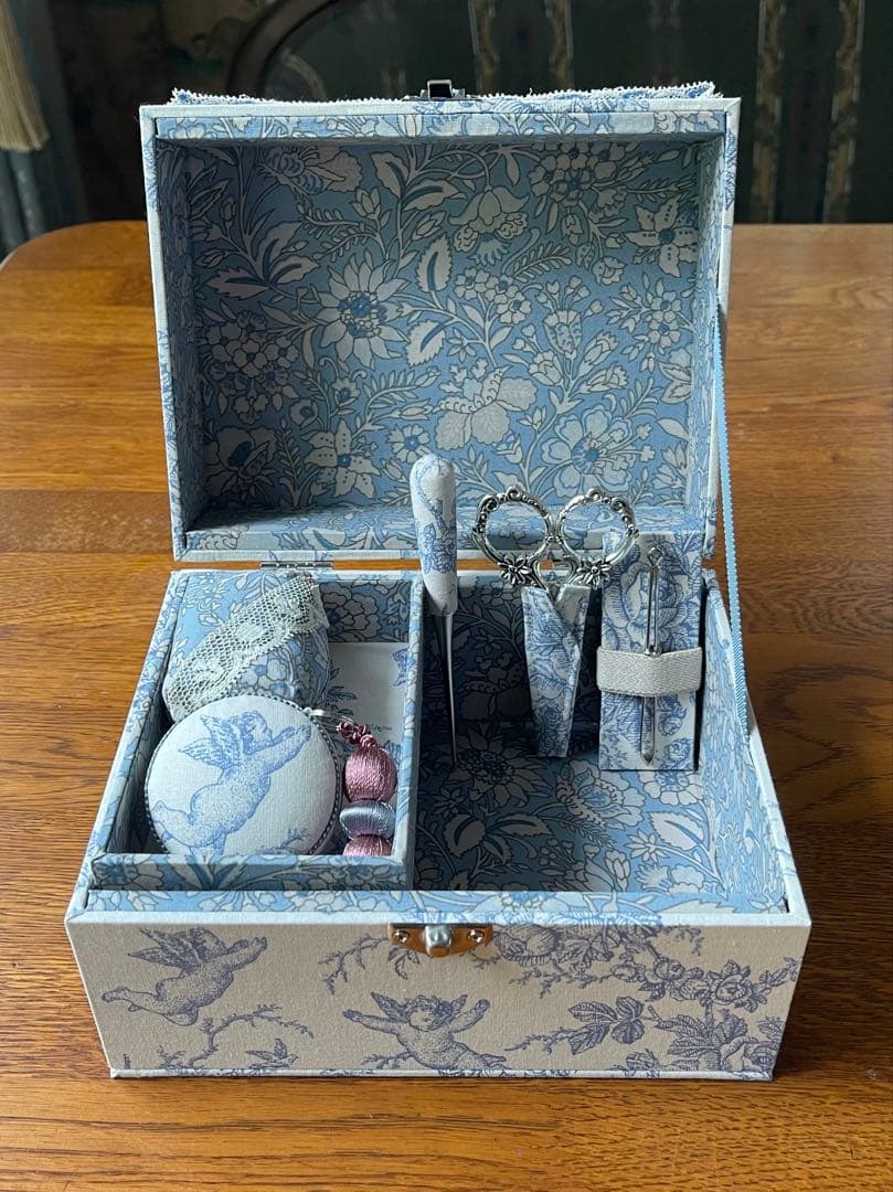 カルトナージュ裁縫箱(中) 天使と薔薇　小物達も可愛い‼️