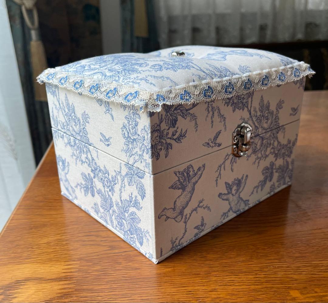 カルトナージュ裁縫箱(中) 天使と薔薇　小物達も可愛い‼️