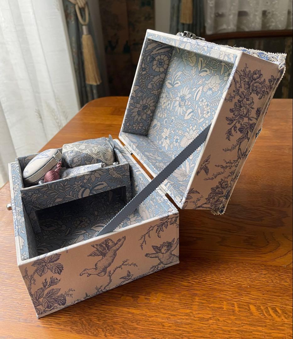 カルトナージュ裁縫箱(中) 天使と薔薇　小物達も可愛い‼️