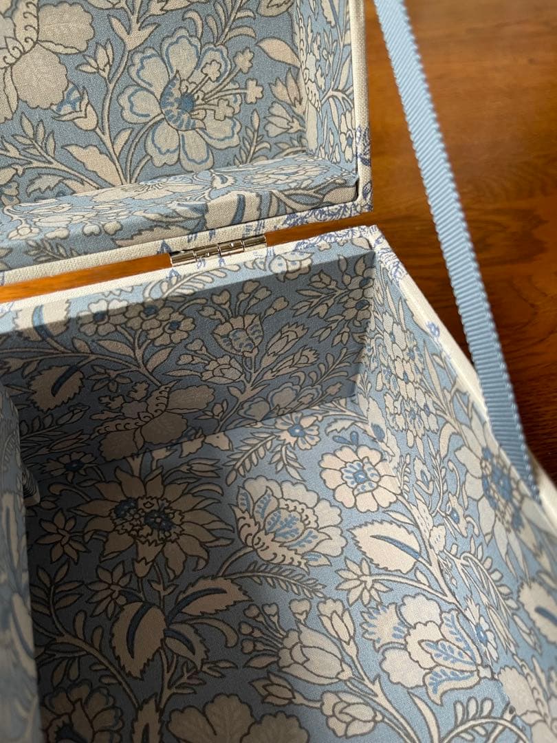 カルトナージュ裁縫箱(中) 天使と薔薇　小物達も可愛い‼️