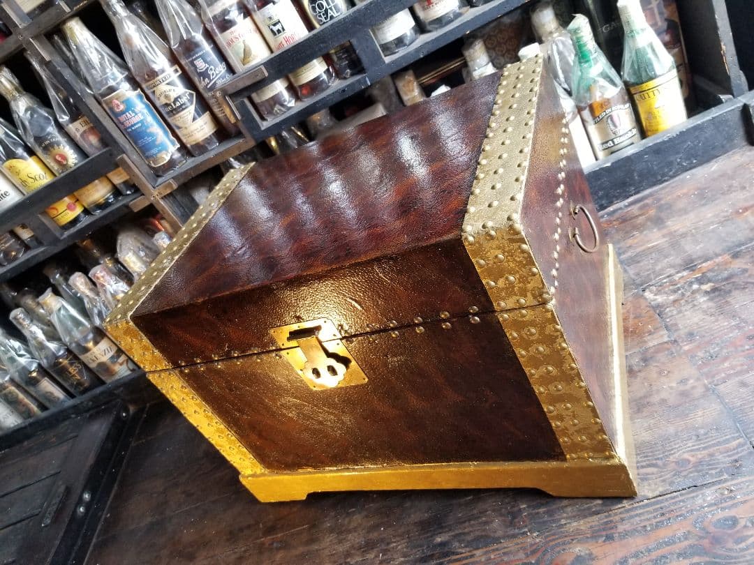 中世ゴシック　ウッド　トレジャー　チェスト　ピッグスキン　豚革　油絵　真鍮　宝箱