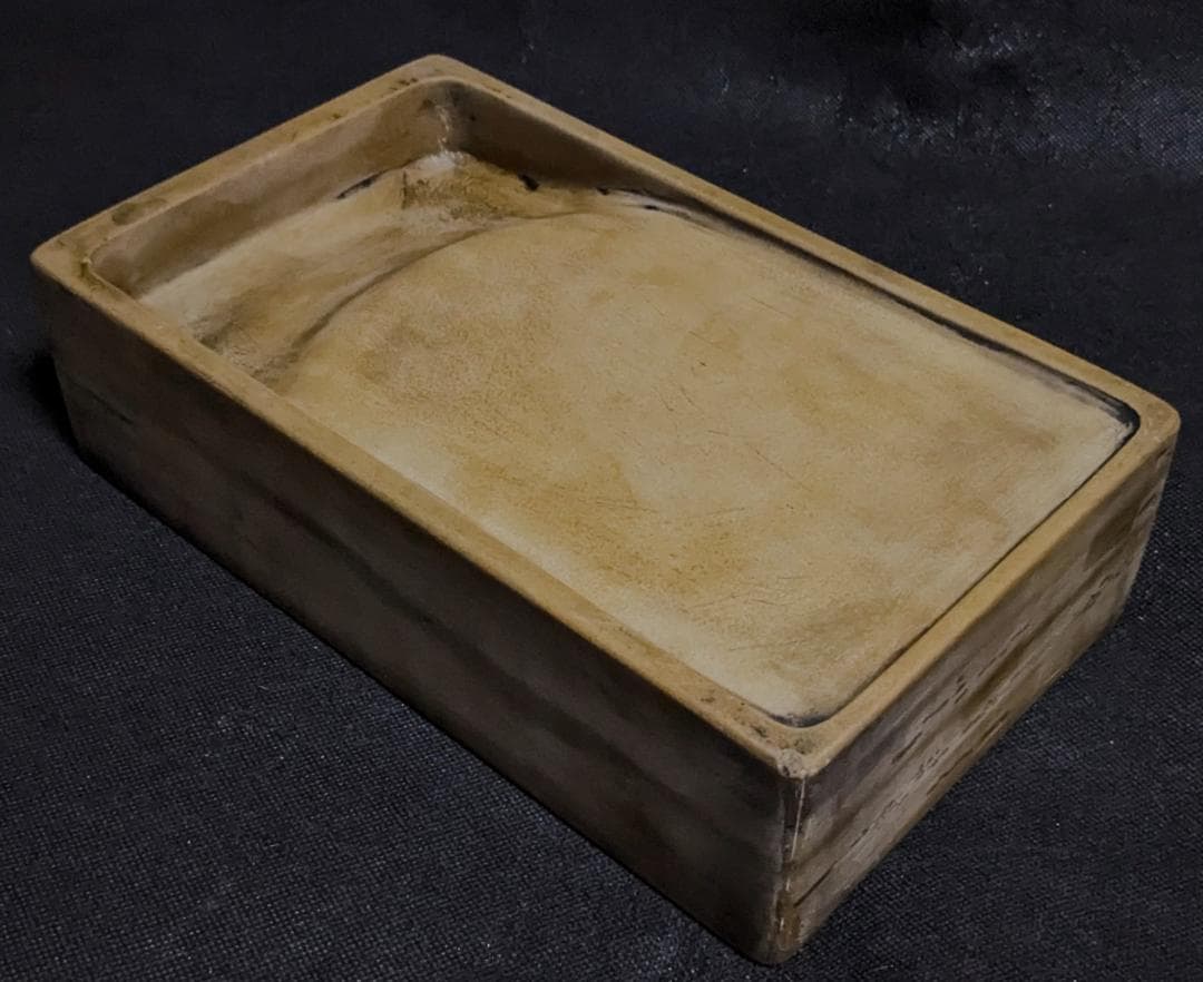 【ゆう】　　◆澄泥硯（鱔魚黄／十吋大型加厚／保管用桐箱と黄布）
