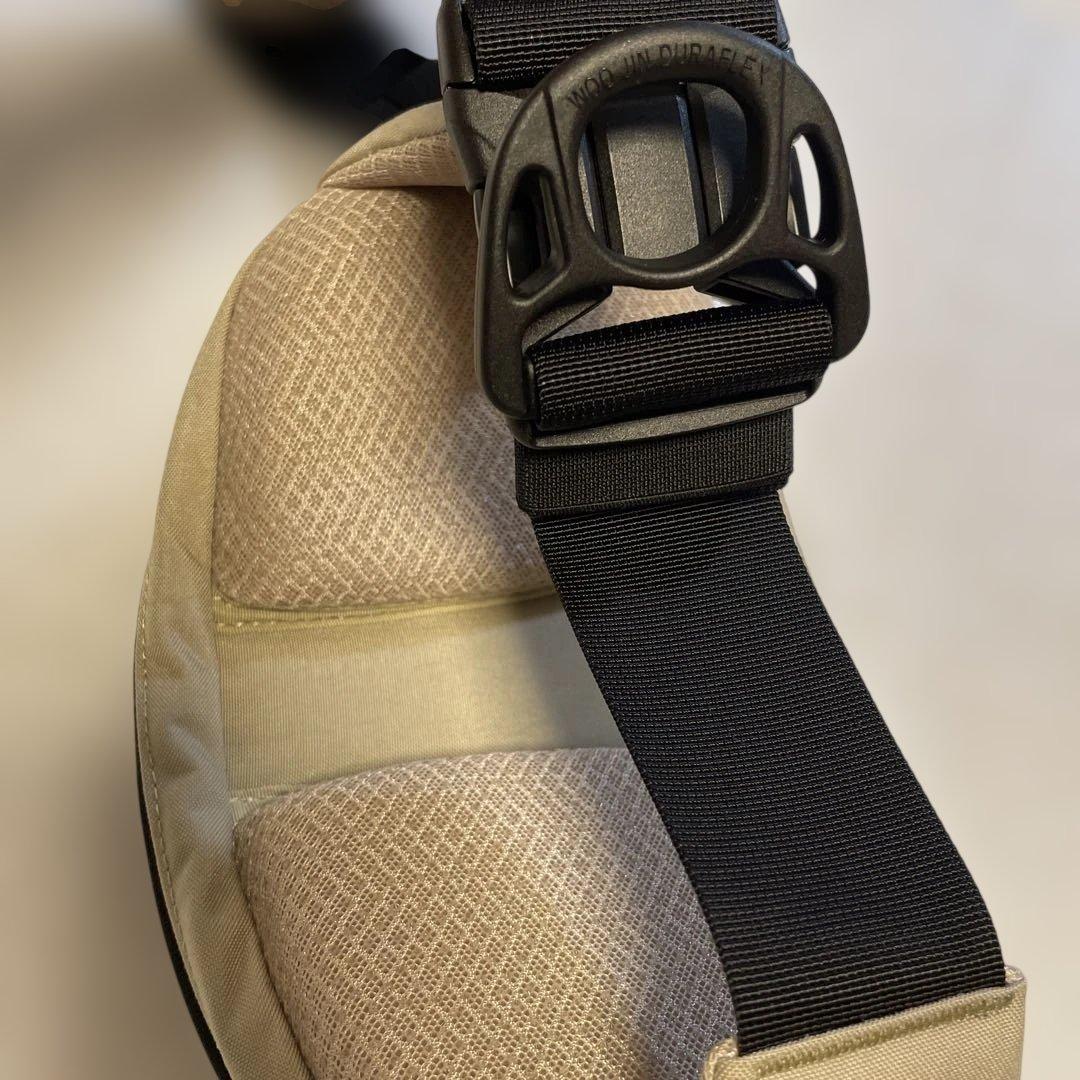 新型　改良版　ハグー Hugoo ヒップシート 抱っこ紐 　ベージュ