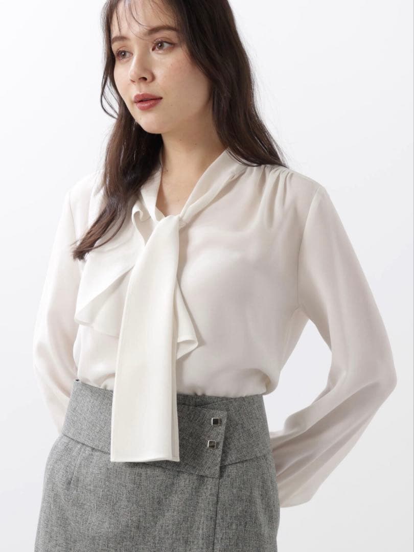 ピンキーアンドダイアン◆ラッフルアクセントボウタイブラウス ホワイト 36