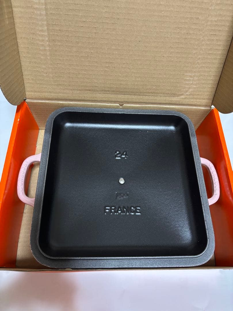 ルクルーゼ　シグニチャー ココット・スクエア 　24cm ピンク　鍋