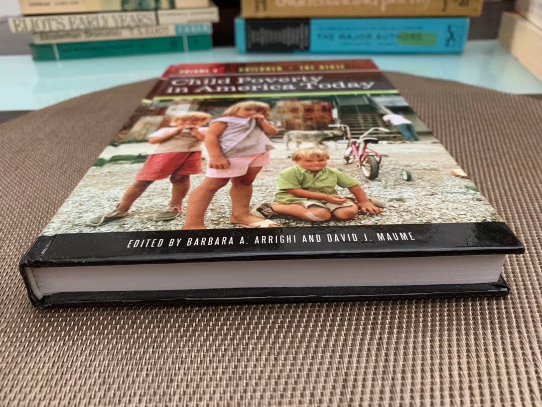 洋書 Child Poverty in America Today Volume 4