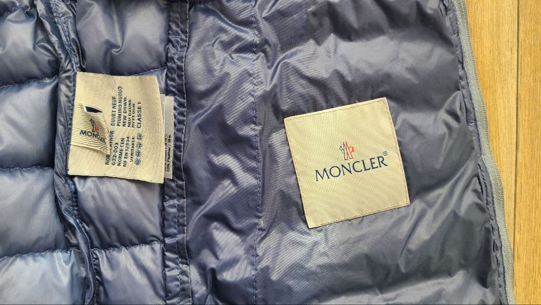 MONCLER フード付き ダウンベスト　水色