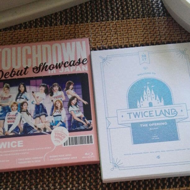 TWICEアルバム全集とDVD