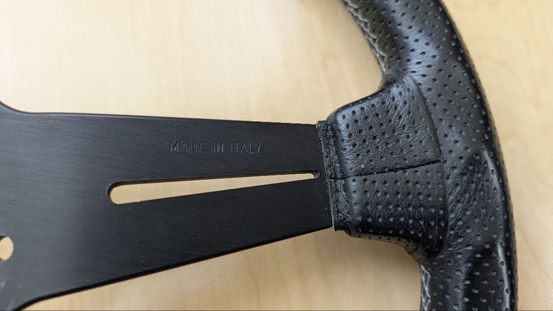 Nardi ステアリング　パンチングレザー　内側白ステッチ　３４パイ？　本物