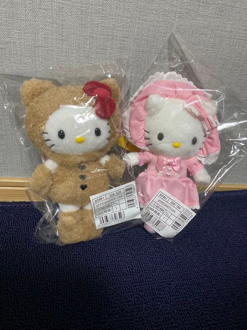 サンリオ　ハローキティ　マスコットホルダー　くまスーツ　フリル