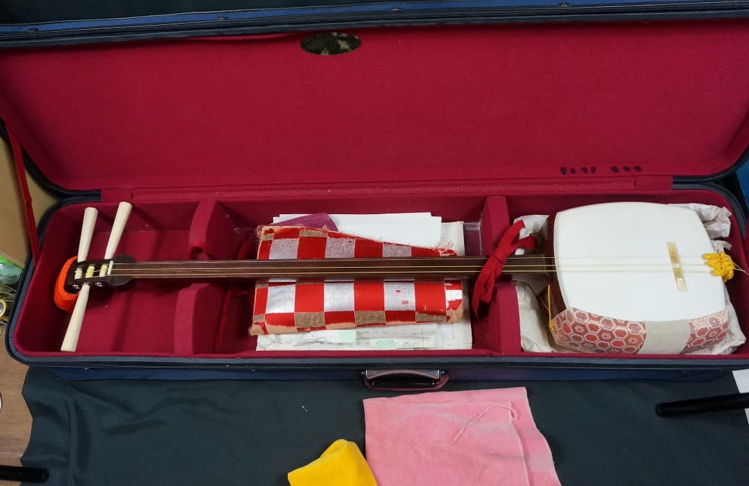 【中古品】三味線 本体、バチなど付属品多数、ハードケースケース付き