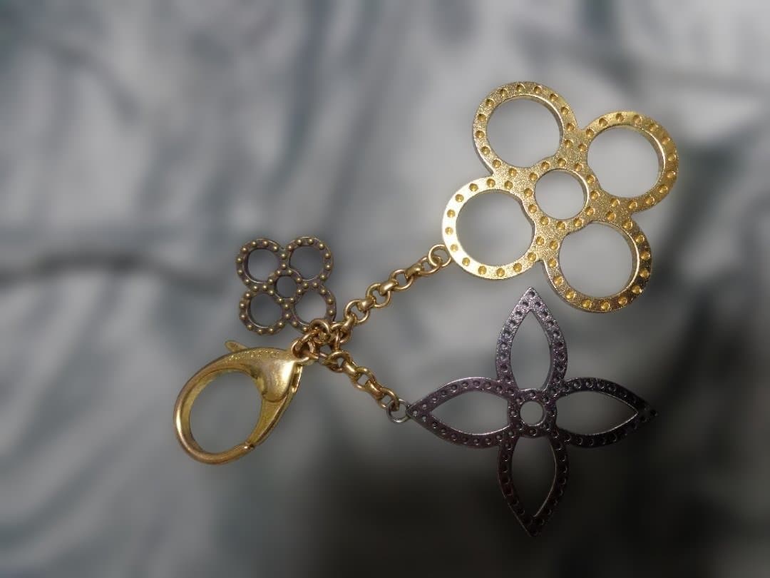 ルィヴィトン　花形チャーム ゴールド シルバー