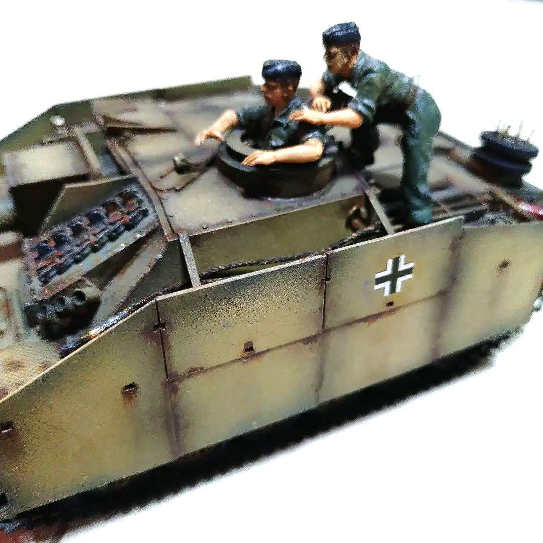 〚塗装済み完成品〛タミヤ　1/35 　ドイツ三号突撃砲 （戦車兵2名付き）
