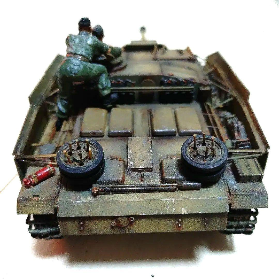 〚塗装済み完成品〛タミヤ　1/35 　ドイツ三号突撃砲 （戦車兵2名付き）