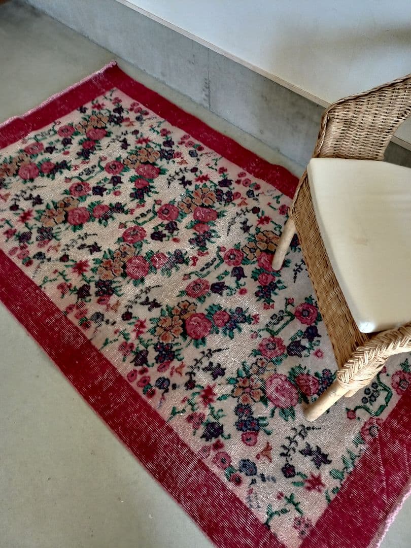 ワインレッドとくすみベージュのフラワー柄ヴィンテージトルコラグ　No.736