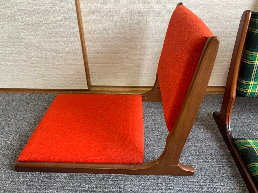 レトロな座椅子2脚セット(朱色とチェック柄)