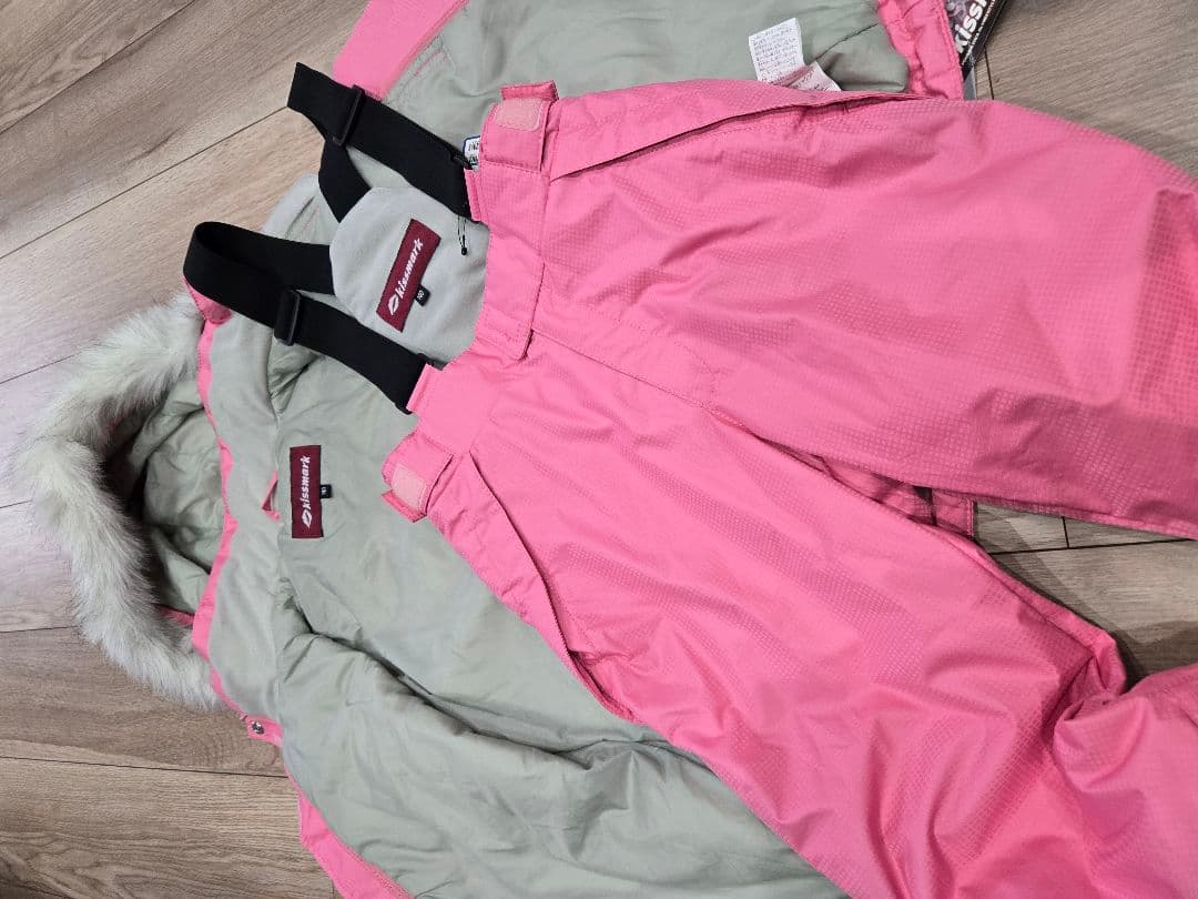 新品未使用　キスマーク140センチ　スキーウェ