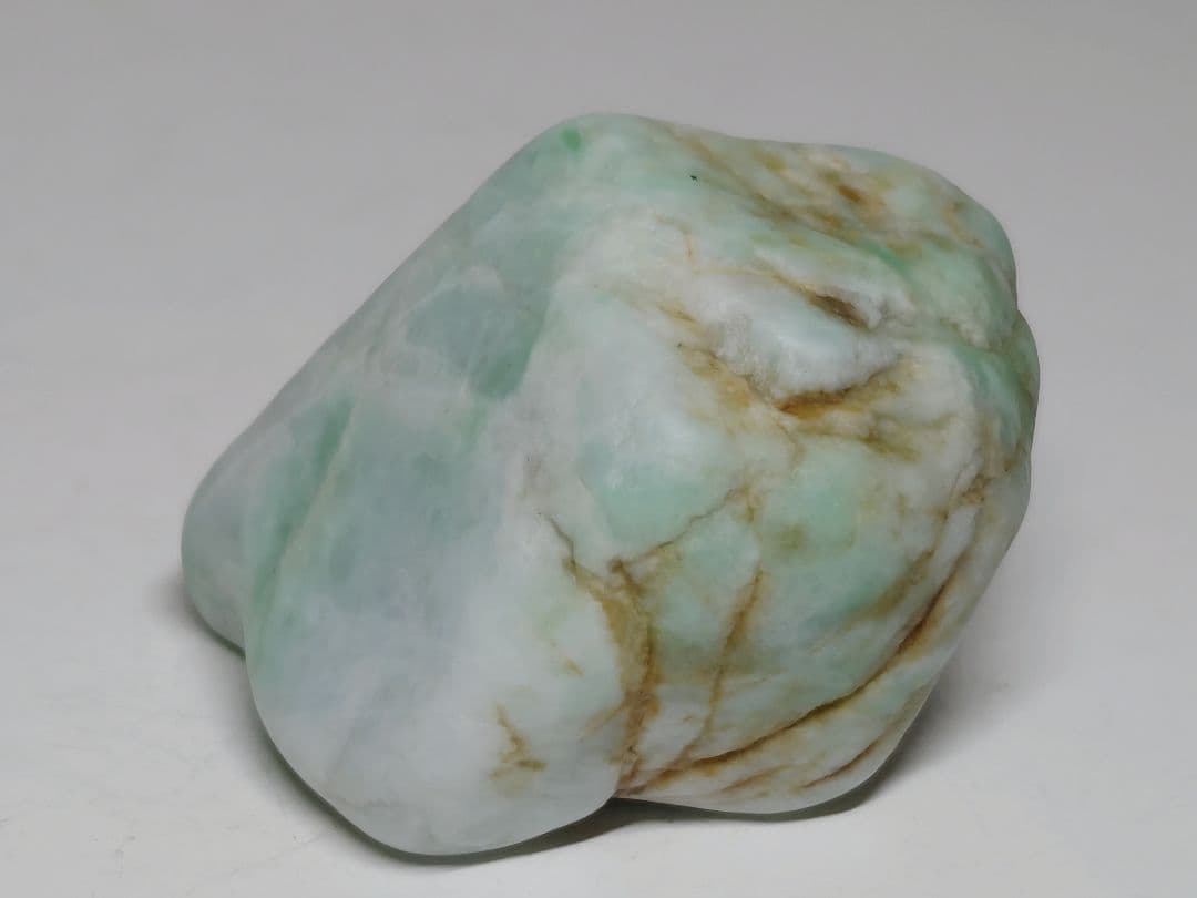 白緑 136g 翡翠 ヒスイ 原石 鑑賞石 自然石 誕生石 鉱物 鉱石 水石