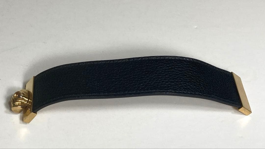 Alexander McQueen ブラック レザー バングル、ゴールド スカル