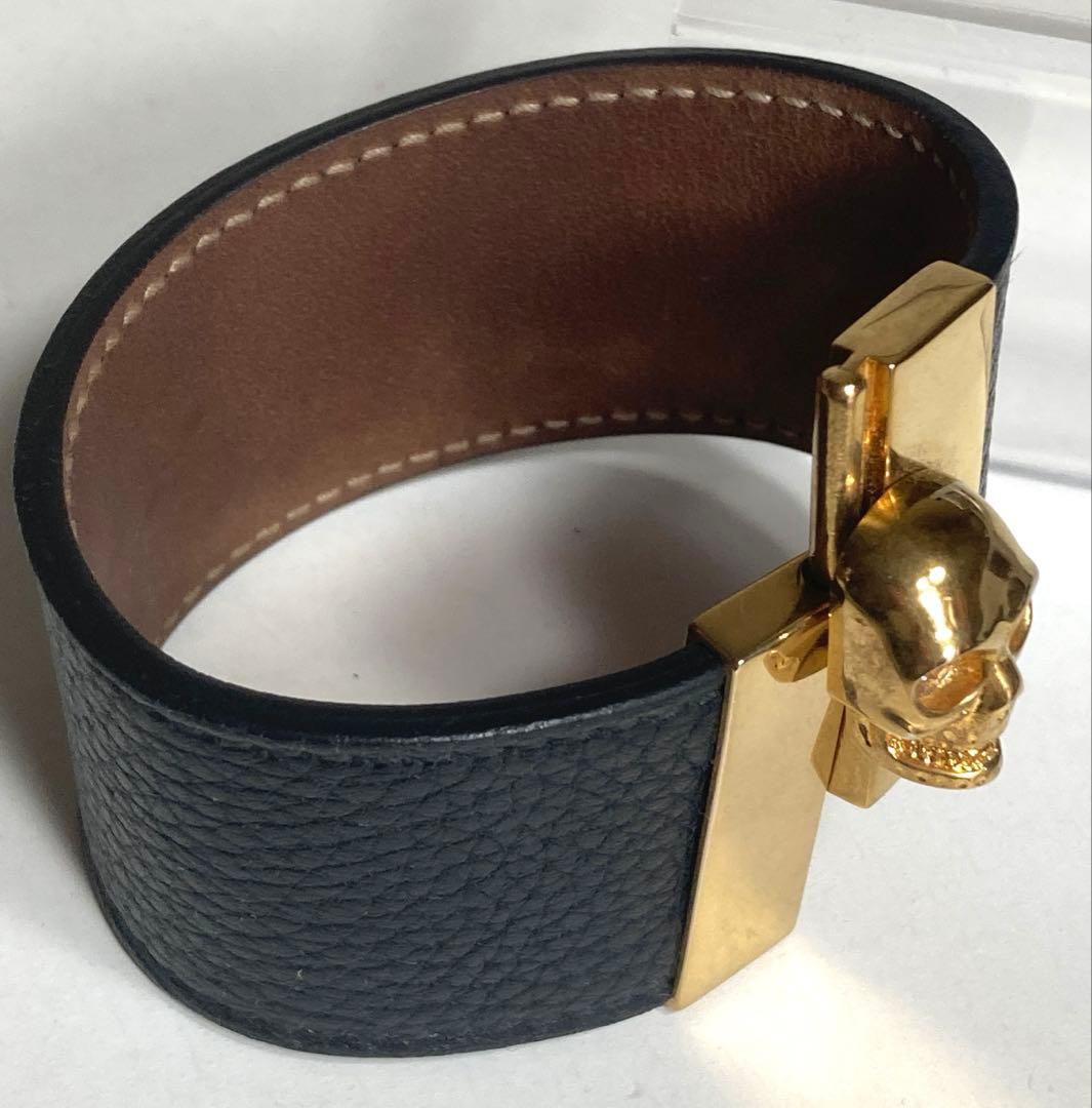 Alexander McQueen ブラック レザー バングル、ゴールド スカル
