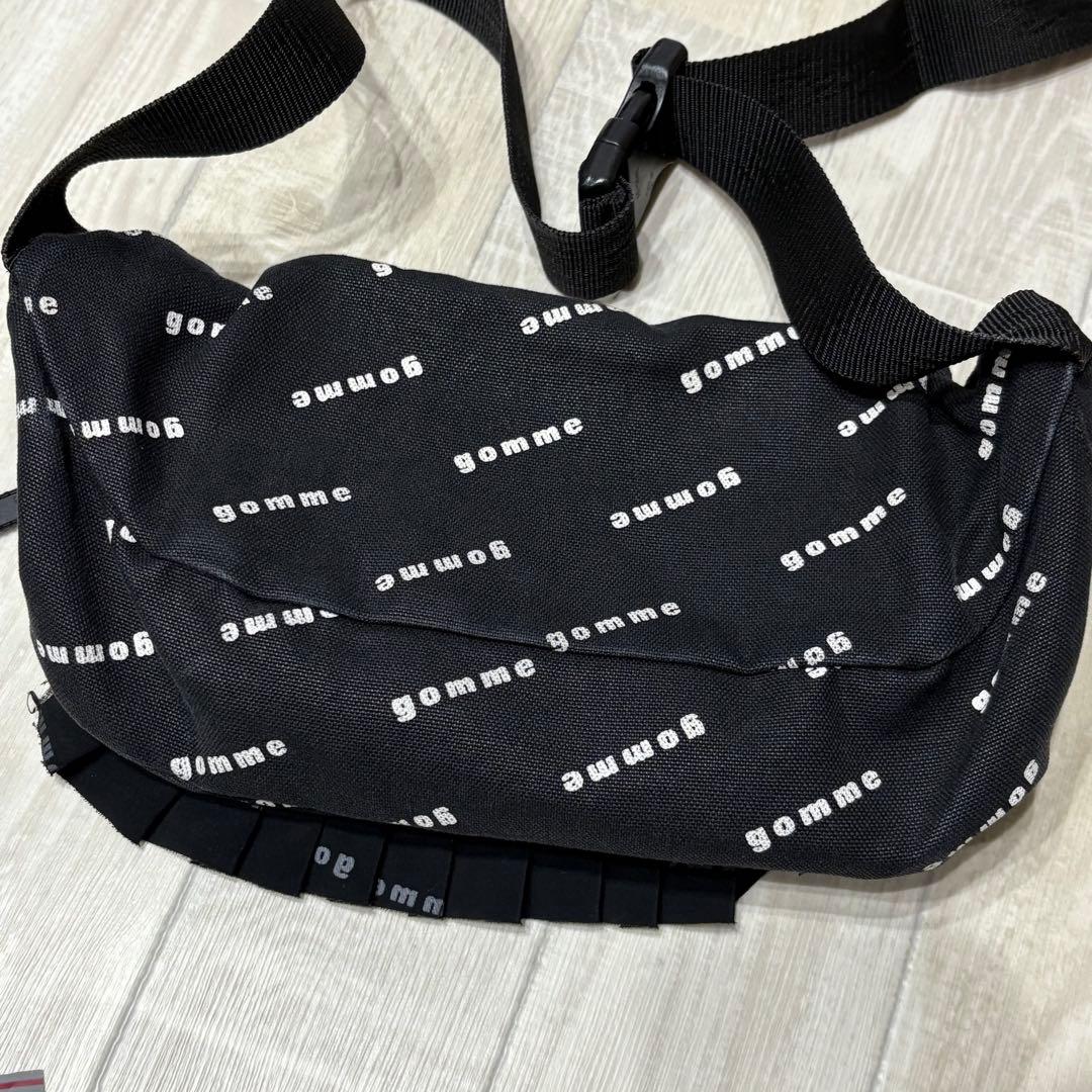gomme フリル ボディバッグ ワンショルダー ロゴ 総柄 黒 斜め掛け
