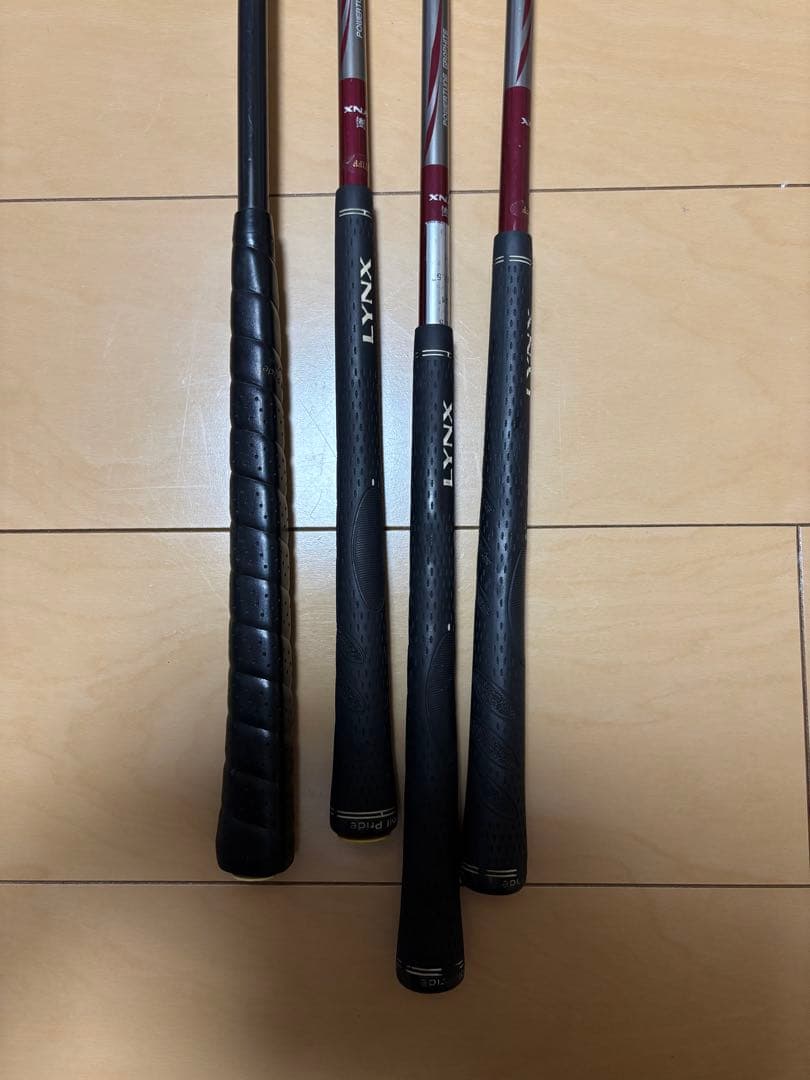 ピンク スタンド式ゴルフバッグ アイアン、パター、ゴルフボール付き