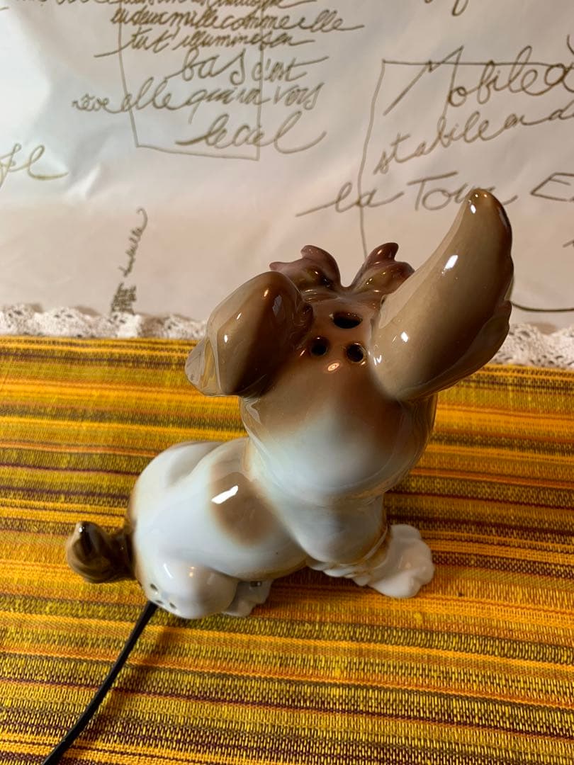 ドイツ製　ビンテージ雑貨　陶器の電気アロマ装置。可愛いわんちゃんが光って匂う！