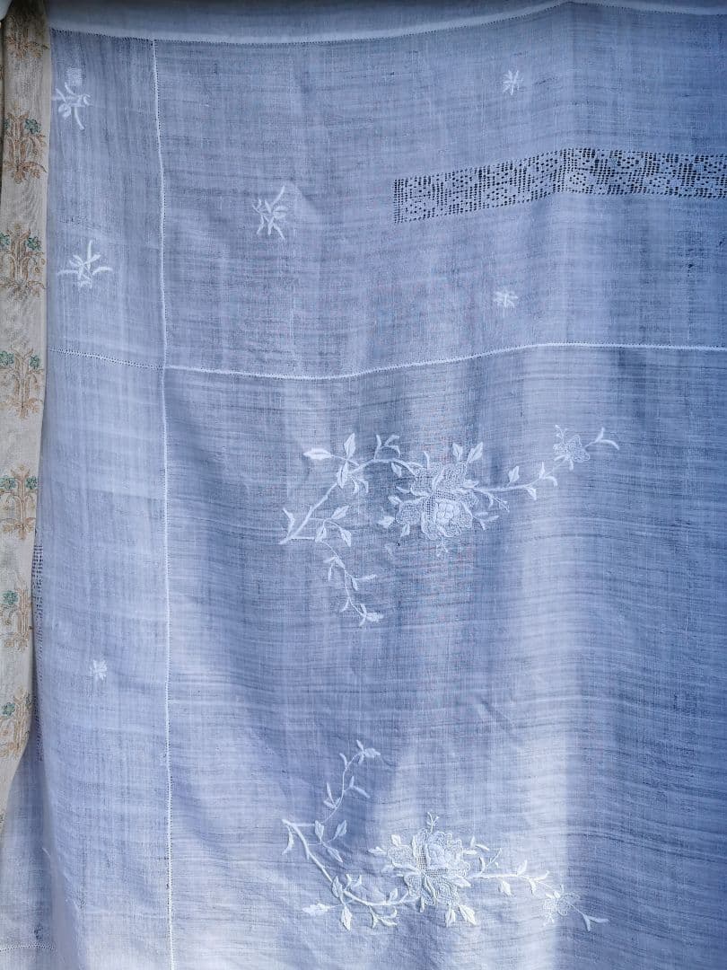 アンティークニードルワーク 昆虫＆薔薇刺繍フィレレース 大判シアークロスカーテン