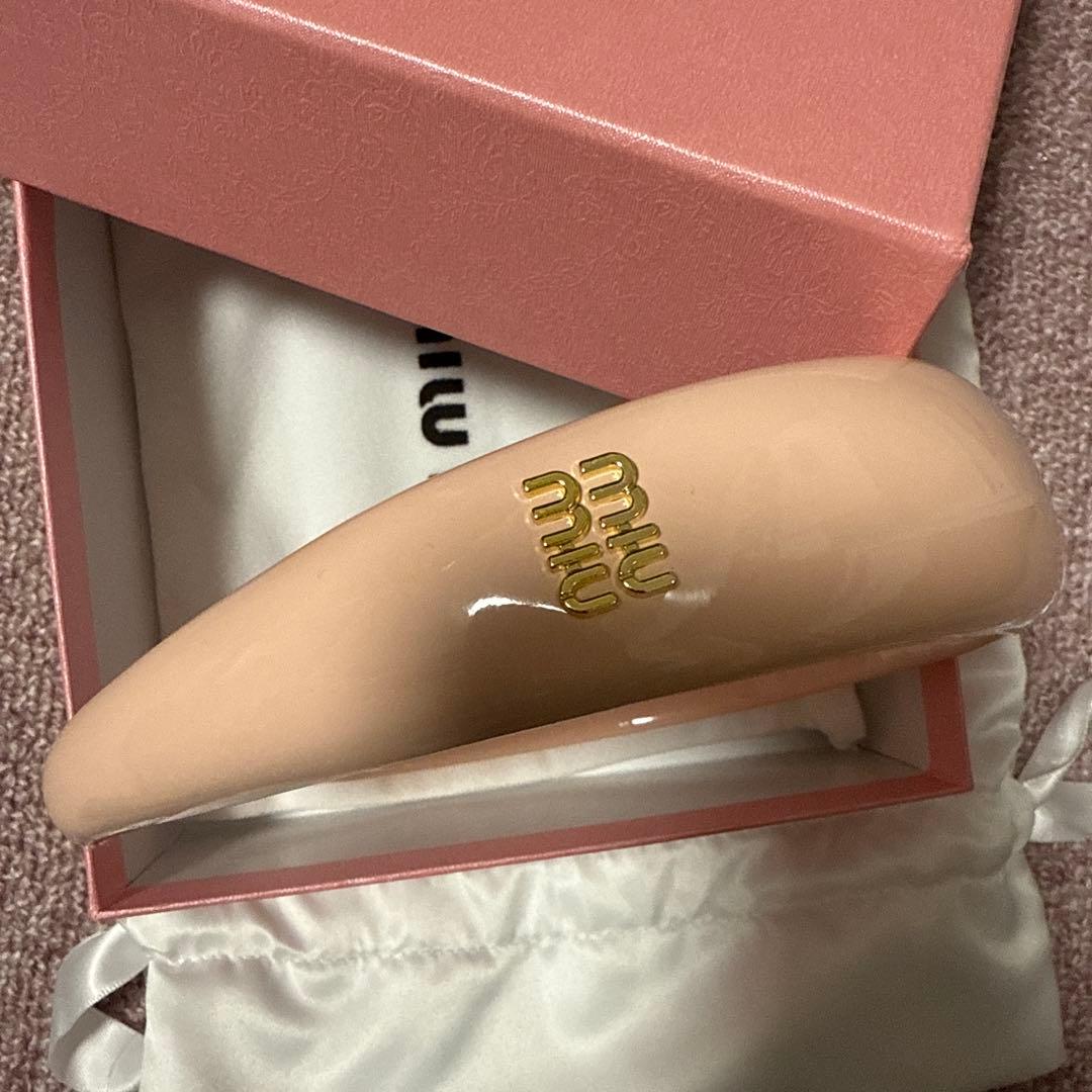 MIU MIU 薄ピンクヘアバンド